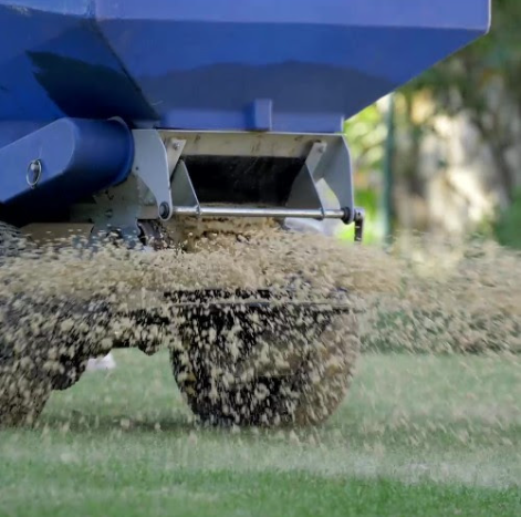 Topdressing, vertikutácia a aerifikácia záhrad